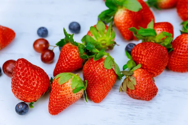 Antecedentes bayas. Fresas, arándanos, frambuesas y moras . — Foto de Stock