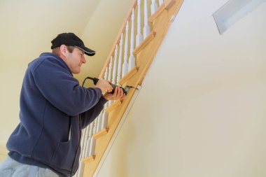 Marangoz tüm elektrikli el aletleri üzerinde göstermiştir uyarı etiketi ile süs, kalıplama için emniyet konsepti gösteren