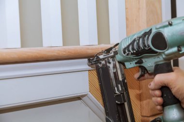 Tüm araçları güç uyarı etiketi ile süs, kalıplama için çivi tabancası kullanarak brad marangoz