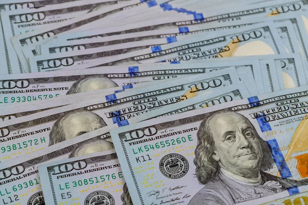 세계 금융 시스템의 한 요소로 미국 종이 백 달러 지폐의 더미 — 스톡 사진