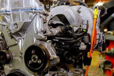 Bir arabanın güçlü motoru.