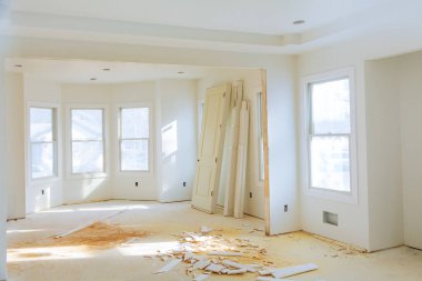 Bitmemiş ahşap zeminler ve ikiz dolaplar yeni ev inşaatı iç Oda.