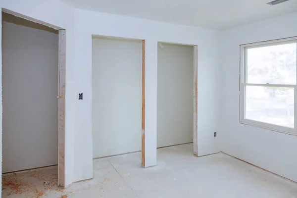 Constructie opbouw van industrie nieuwe huisbouw interieur gipsplaat tape. Gebouw bouw gips gips wanden — Stockfoto