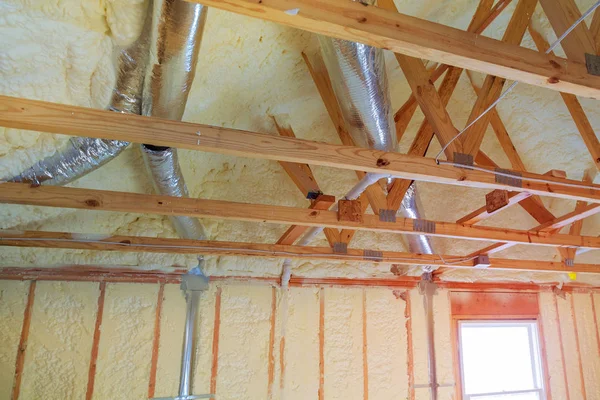 Installazione del sistema di riscaldamento sul tetto del sistema di riscaldamento della casa tubo — Foto Stock