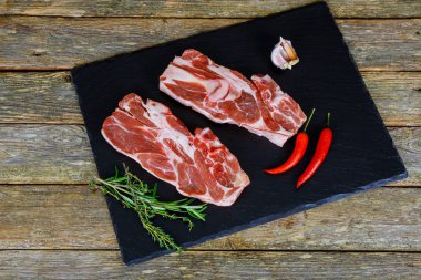 Çiğ taze mermer et biftek ve baharat koyu arka plan üzerinde