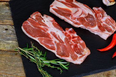 Yağsız biftek genel gider bir görünümü ile ızgara biftek hazırlanması baharat ve otlar ile terbiyeli