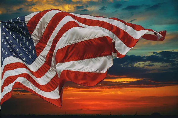 Amerikansk Flagg Flagga Usa Över Vacker Solnedgång Soluppgång Med Moln — Stockfoto