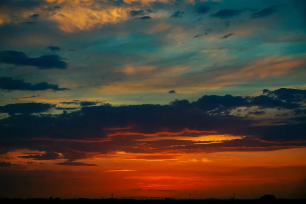 Rode lucht tijdens zonsondergang met een grote maan in de volle maanfase en het silhouet van een klein vliegtuig. — Stockfoto