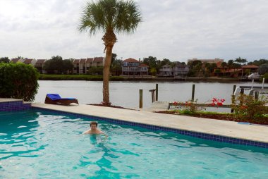 Havuzda yüzen mutlu orta yaşlı bir adamın sualtı yüzen bir adamın portresi