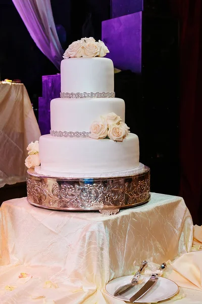 Düğün Resepsiyonundaki Güzel Bir Düğün Pastasının Görüntüsü — Stok fotoğraf