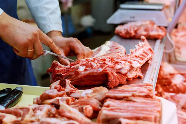 カウンターの店でナイフで男性の肉屋肉の画像をトリミング — ストック写真
