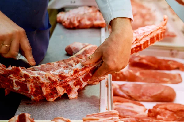 肉屋の店では肉を準備します。 — ストック写真