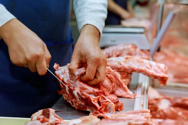 生の肉を切り分けます。生肉は木製の背景の曲線を描きます。おそるおそる生肉小売ローカル市場. — ストック写真