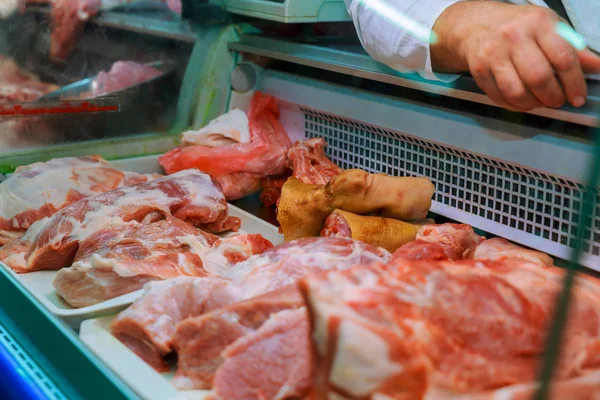 Підбір якісного м'яса в м'ясному магазині — стокове фото