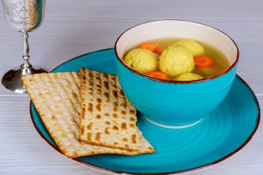 Matzah, Pesah Pesach tatil için Yahudi sembolleri ile lezzetli Matzoh topu çorbası