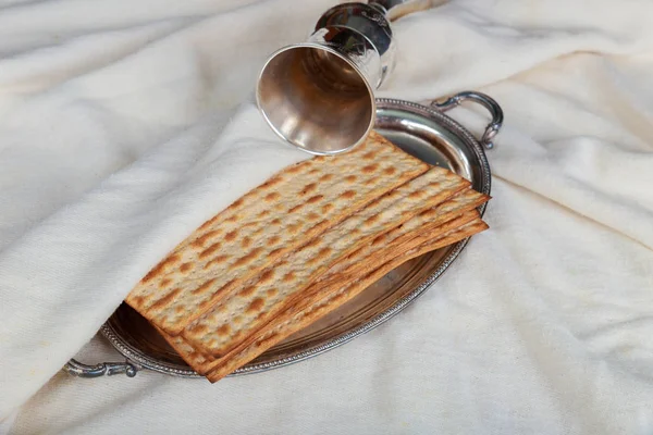 Koşer kırmızı şarap ile beyaz bir tabak matzah veya matza ve Fısıh Haggadah — Stok fotoğraf