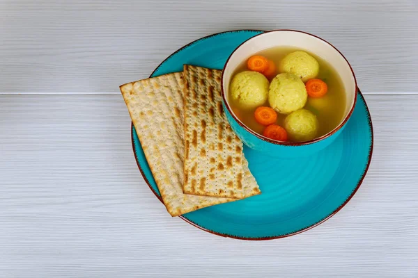 Matzah kulki w garnek zupy podczas żydowskiego święta Paschy - pesach. — Zdjęcie stockowe