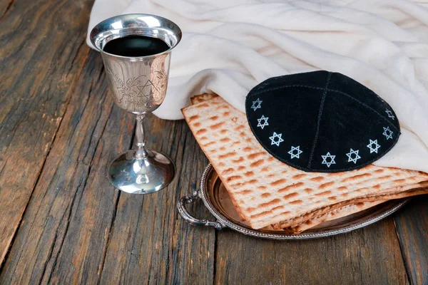Ένα εβραϊκό ψωμί Μάτζα με κρασί. Έννοια διακοπών Πάσχα — Φωτογραφία Αρχείου