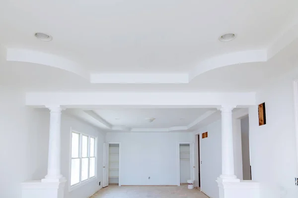 Άδειο λευκό δωμάτιο με ξύλινα δοκάρια και μεγάλα τοίχου — Φωτογραφία Αρχείου