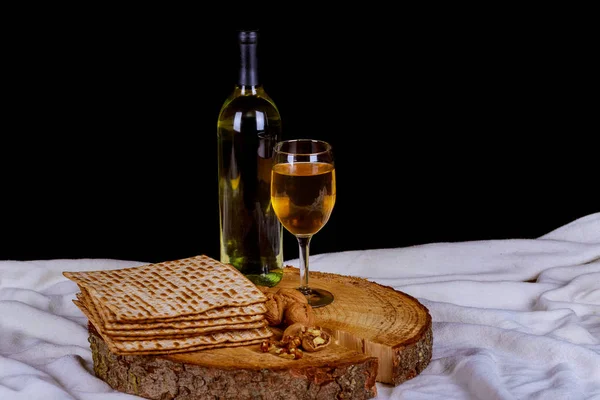 Matzot, rött vin och silver maträtt — Stockfoto