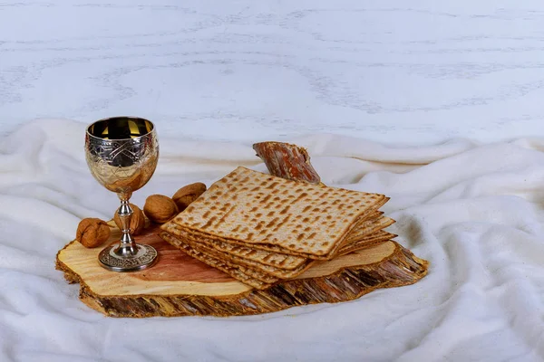 Ein jüdisches Matza-Brot mit Wein. Pessach-Urlaubskonzept — Stockfoto