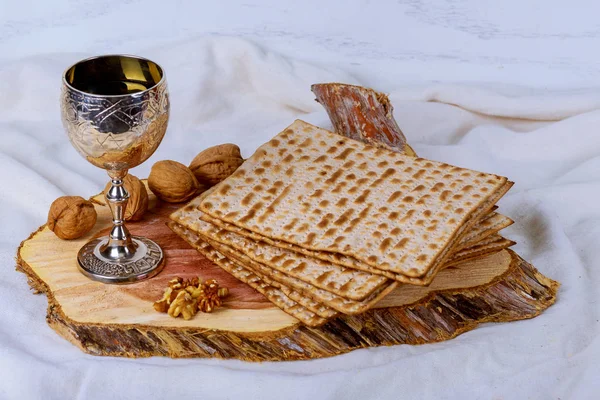 Un pan Matzá judío con vino. Concepto de vacaciones de Pascua — Foto de Stock