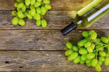 Beyaz şarap ve üzüm şarap ve üzüm ahşap masa ile vintage ortamda