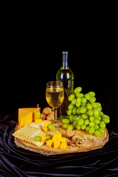 포도, 치즈, 무화과, 꿀 나무 바탕에 화이트 와인의 안경. — 스톡 사진