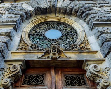 20 Kasım 2017 Lviv Ukrayna: taş ile tipik Akdeniz Arap tarzı pencere ve balkon süs eski dövme ile bina ayrıntı görünümü