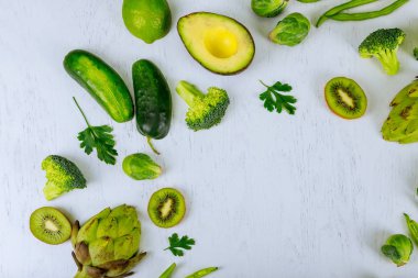 Üstten Görünüm işyerinde aşçı ile kopya yer metin veya logo iş kavramı yemek için taze sebze ile