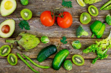 bir avuç taze çekilmiş yeşil fasulye bir ahşap yüzeyde. rustik take.