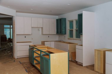 Modern Mutfak Mutfak Dolabının Kurulumuna Yeni Endüksiyon Hobisi Yükleniyor