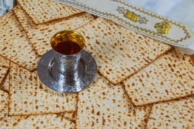 Kopya alanı ile bir Fısıh seder yemek olarak Koşer kırmızı şarap ile matzah veya matza ve Fısıh Haggadah vintage ahşap arka plan üzerinde beyaz bir tabak sundu. Fısıh tasarımınızı kadar alay için mükemmel