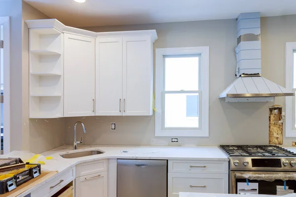 Instalación de nueva placa de inducción en la cocina moderna — Foto de Stock