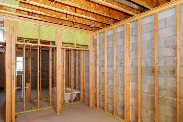 Sıhhi tesisat yeni lavabo için hareketli bir ev banyo remodeling — Stok fotoğraf