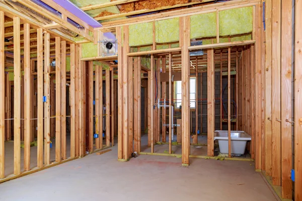 Marco de pared interior con instalación de tuberías en el sótano Remodelación del baño bajo el suelo Trabajos de plomería — Foto de Stock