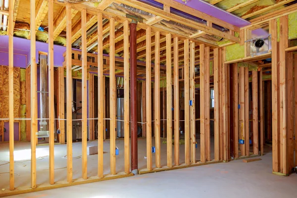 Construindo o quadro de uma casa de madeira. dentro da moldura. Placas para pavimentos, paredes de barreira de vapor . — Fotografia de Stock