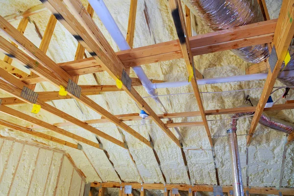 Nieuwbouw huis met selectieve aandacht van geïnstalleerd van Hvac vent in dakbedekking balken. — Stockfoto