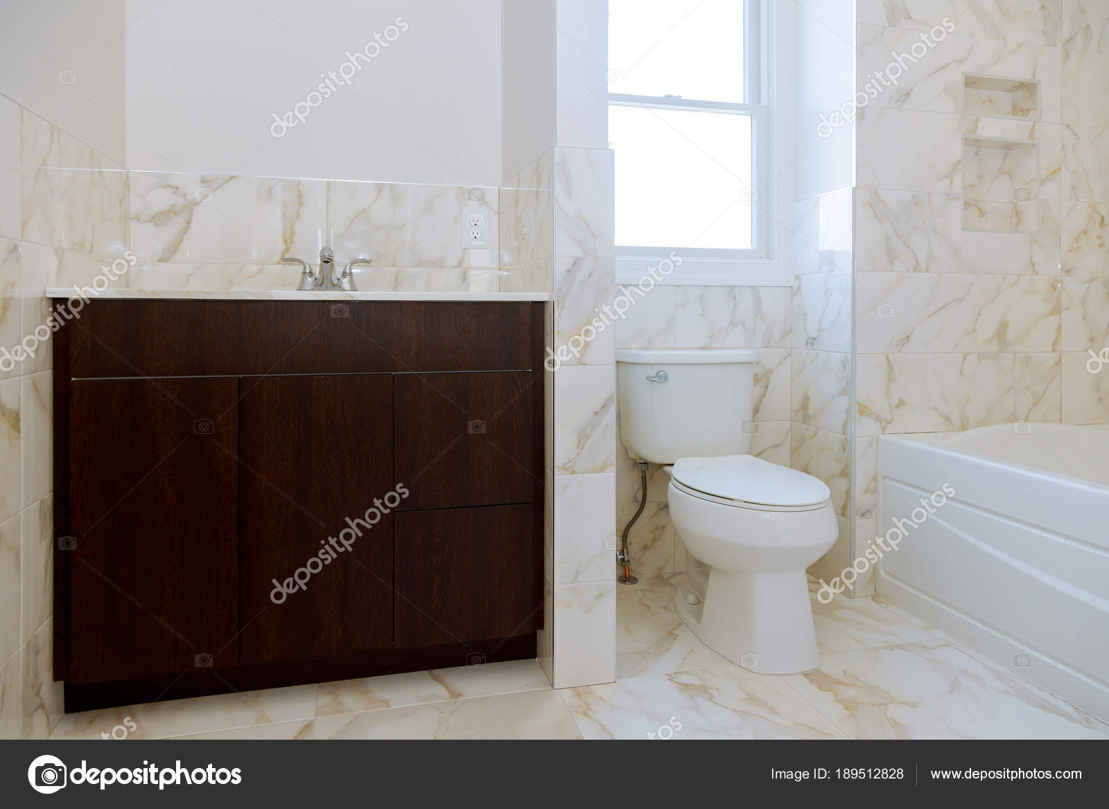 Cuarto de baño con cortina de ducha y lavabo mármol oval — Fotos de ... Cuarto de baño con cortina de ducha y lavabo mármol oval — Fotos de ...