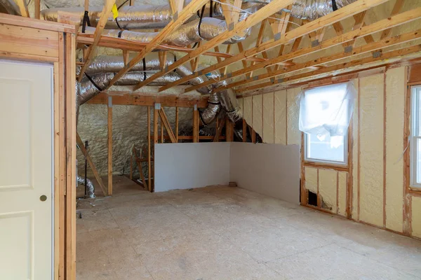 Una habitación en una casa de nueva construcción rociada con espuma aislante líquida —  Fotos de Stock