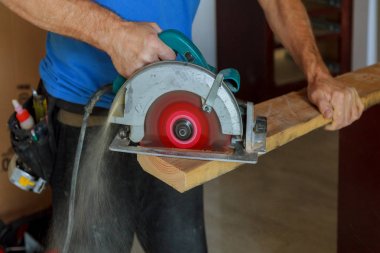 ahşap yeni ev inşaat yakışıklı marangoz ahşap yüklerken bir daire testere kullanarak yükleme