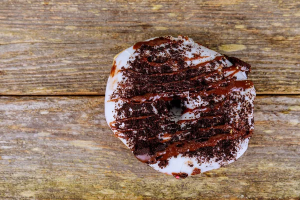 Süße und vebrant Donuts auf Holztisch, oben mit Kopierraum — Stockfoto