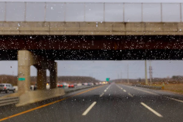 Finestrino coperto di gocce di pioggia, tempo piovoso durante la stagione primaverile. Goccia di pioggia sul vetro dell'auto con sfondo sfocato . — Foto Stock