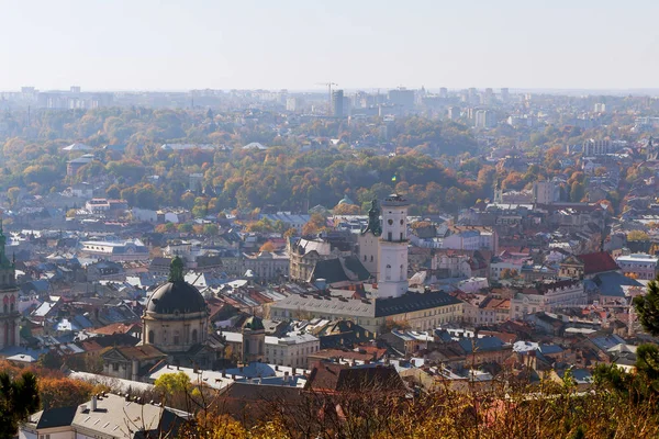 Antigua vista de Lviv desde la altura, inclinación-cambio. Bonita vista de la antigua ciudad, un lugar turístico . — Foto de Stock