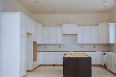 Yeni indüksiyon Ocak modern mutfak kurulumu