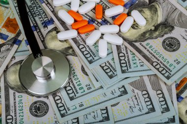 Hap ve Amerikan Doları faturaları tıbbi sigorta kavramı stetoskop