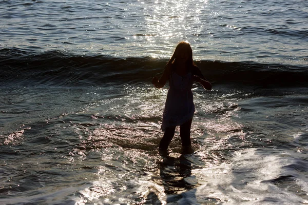 Jolie fille ou belle petite fille heureuse maillot de bain en cours d'exécution sur la plage de sable le long de la mer ou au bord de l'océan , — Photo