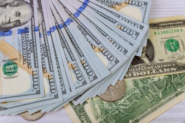 Yüz dolarlık banknotlar yığını..