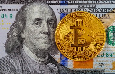 Altın Bitcoins bize dolar. Dijital para yakın çekim. Yeni sanal para. Kripto para birimi üstten görünüm. Yüz dolarlık banknotlar üzerinde bitcoin gerçek sikkeleri.