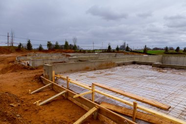 Ön planda Vakıflar ile inşa ediliyor sürecinde yeni evler